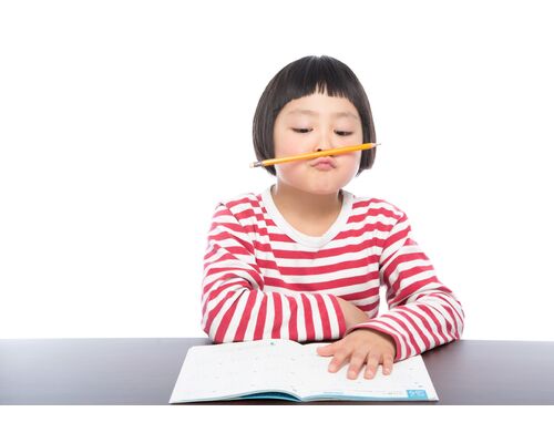 悩む小学生