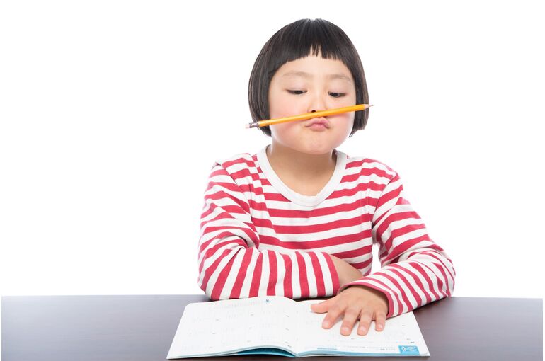 悩む小学生