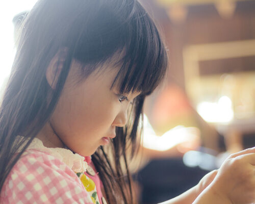 夏休みに勉強する女の子