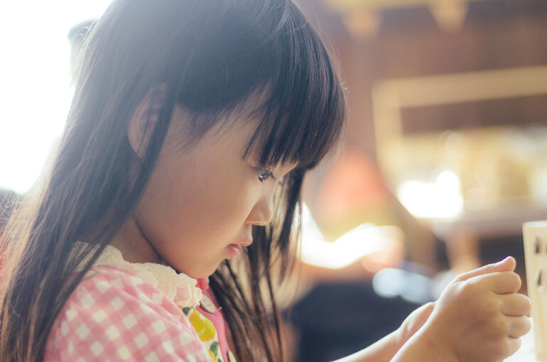 夏休みに勉強する女の子