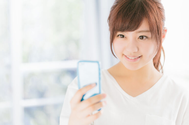 塾へ体験授業の申し込みする女性
