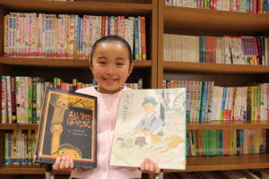 本を持った女の子