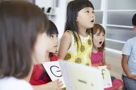 英語を勉強する女の子