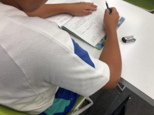 塾で勉強する小学生