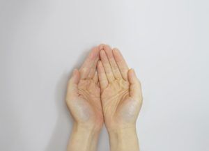差し出す手